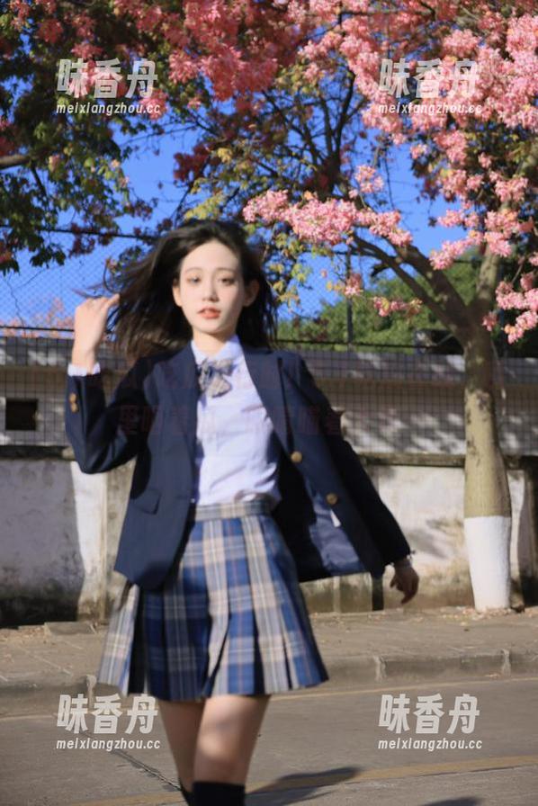 吃瓜进行时！5.1吃瓜在线，嘴里咽着瓜，眼睛瞄着大戏…