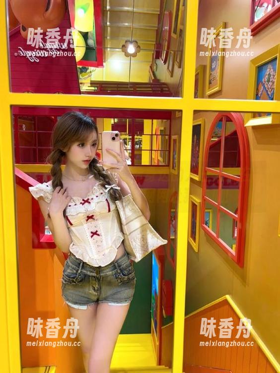 51黑料网 想知道你身边的人三天前在干嘛?点开51黑料网网址狂吃瓜!