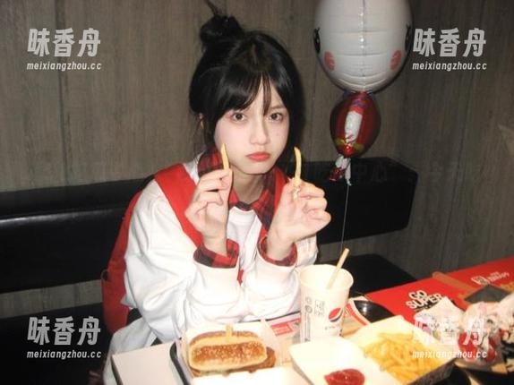 “视频”里的“91吃瓜中心”：今天吃的瓜又甜又火！