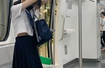 说好的简单好看！“五一吃瓜”更新，在线观看竟然让我感觉有点荒唐。