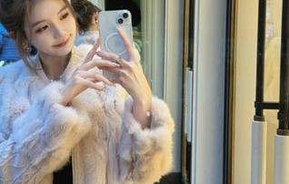 看“网曝黑料”网站的国产吃瓜，有时候比饭还让人上瘾，你们觉得呢？