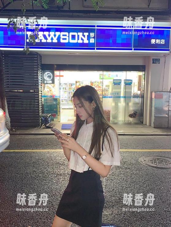 黑料社 黑料社安卓让你在线追热搜,吃瓜吃到停不下来,瓜味四溢!